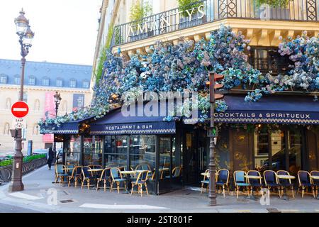 16 febbraio 2025. Ristorante bar le Musset, situato in Rue Saint-Honor nel centro storico di Parigi, vicino al museo del Louvre di Parigi, Francia. Foto Stock