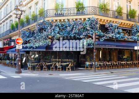 16 febbraio 2025. Ristorante bar le Musset, situato in Rue Saint-Honor nel centro storico di Parigi, vicino al museo del Louvre di Parigi, Francia. Foto Stock