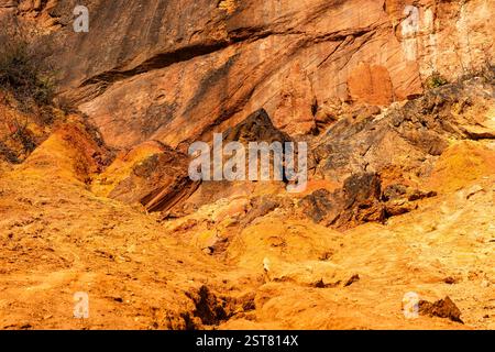 Formazione rocciosa di bauxite erosa con colori arancio brillanti in una miniera di bauxite abbandonata Foto Stock