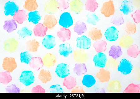 Motivo astratto ad acquerello caratterizzato da coloratissimi elementi pastello su sfondo bianco Foto Stock