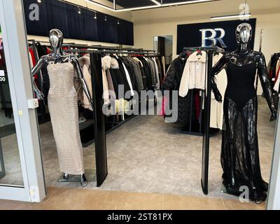 Leopoli, Ucraina - 16 febbraio 2025: Arredamento moderno con abiti e abiti esposti che attirano gli appassionati di moda Foto Stock