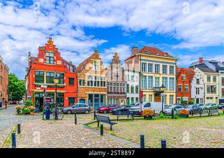 Gand, Belgio, 6 luglio 2023: Fila di vecchie case tradizionali ed edifici colorati con portoni a gradini nel centro storico di Gand, Prinsenhof Prin Foto Stock