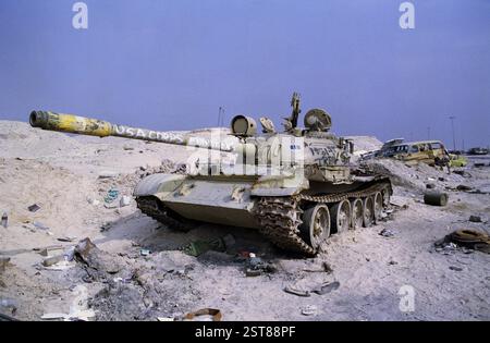 Prima guerra del Golfo: 1 aprile 1991 un carro armato iracheno T55 abbandonato tra le devastazioni sulla Highway 80, la “Highway of Death”, la strada principale per Bassora, a ovest di Kuwait City. Foto Stock