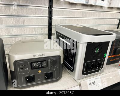 Leopoli, Ucraina - 16 febbraio 2025: Centrali elettriche compatte e portatili esposte sugli scaffali dei negozi in vendita Foto Stock