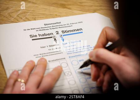 Symbolfoto zum Thema Briefwahl. Ausfuellen eines Wahlzettels zur Bundestagswahl 2025. Berlino, 17.02.2025. Berlin Deutschland *** foto simbolo sulla t Foto Stock