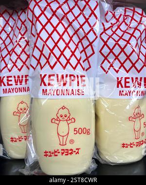 Maionese Kewpie, maionese Kewpie, maionese giapponese, prodotto del Giappone, shopping, consumismo, scaffale per supermercati, scaffale per supermercati, cibo asiatico, maya Foto Stock