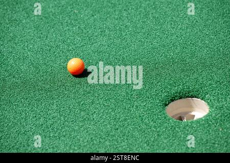 Vista ravvicinata delle palline da golf colorate sul putting green. Foto Stock