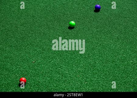 Vista ravvicinata delle palline da golf colorate sul putting green. Foto Stock
