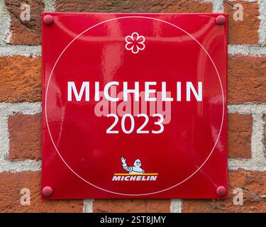 Londra, Regno Unito - 29 agosto 2023: Una targa Michelin sull'esterno di un ristorante a Londra, Regno Unito. Foto Stock