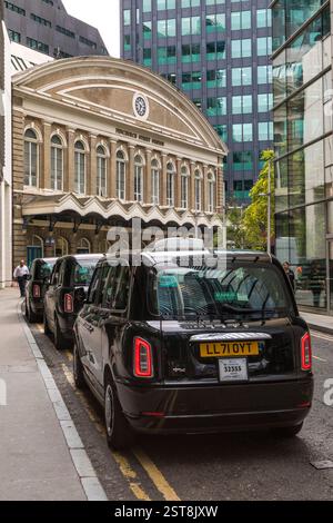 Londra, Regno Unito - 29 agosto 2023: London taxi allineati fuori dalla stazione di Fenchurch Street nella City di Londra, Regno Unito. Foto Stock