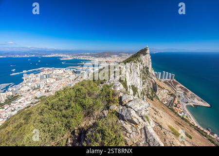 Gibilterra, territorio britannico d'oltremare e città sulla penisola iberica. Vista sulla scogliera costiera con vista sulla città e sul porto in una giornata di sole. Incredibile Foto Stock