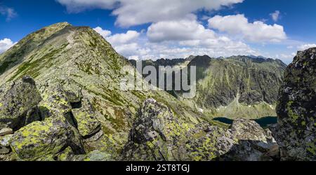 Splendida vista panoramica sulle montagne degli alti Tatra, Slovacchia. Vista estiva delle cime e del lago di montagna. Foto scattata dal sentiero per Krivan Peak. Foto Stock
