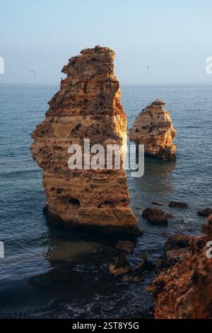 Formazioni rocciose sulla spiaggia di la Marina al tramonto nella regione dell'Algarve vicino alle città di Albufeira e Portimao. Portogallo. Foto Stock