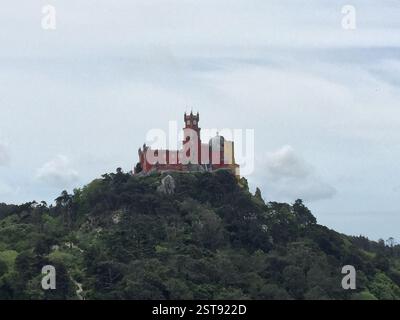 Palazzo Nazionale pena, Sintra, Portogallo. Castello romantico e fiabesco arroccato sulla cima di una montagna. Simbolo del romanticismo portoghese. Un faro di speranza Foto Stock