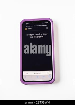 IPhone che mostra la pagina di risparmio del sito ufficiale US DOGE, che mostra le ricevute dei messaggi in arrivo durante il fine settimana, anche se il fine settimana è finito. La pagina è stata BL Foto Stock