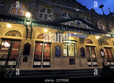 L'ingresso alla Royal Hall di Harrogate, con impressionanti vetri colorati in stile Art Nouveau nelle porte e nelle finestre. Foto Stock