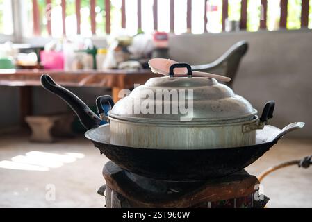 Cottura a vapore tradizionale thailandese su teglia e stufa a carbone nella cucina tradizionale thailandese Foto Stock