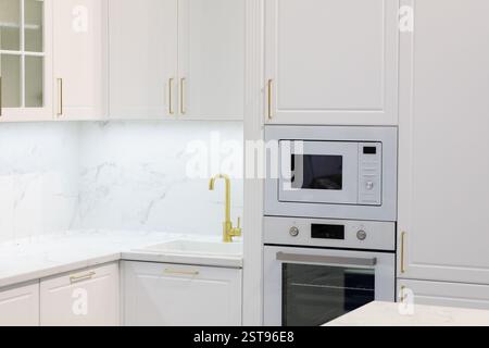 Moderno interno residenziale con armadi bianchi. Messa a fuoco selettiva. Foto Stock