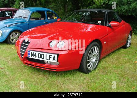 Una Alfa Romeo Spider 2,0 JTS del 2004 parcheggiata in mostra al 49th Historic Vehicle Gathering, Powderham, Devon, Inghilterra, Regno Unito. Foto Stock