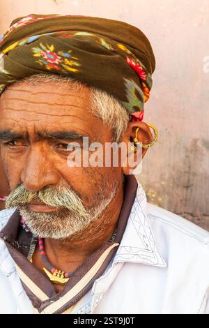 24 novembre 2017. Asia, India, Gujarat settentrionale. Rabari, Rabani, Savoda, tribù Mandal che fanno le faccende quotidiane Foto Stock