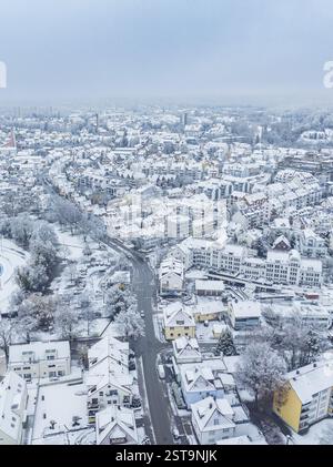 Vista aerea di un paesaggio urbano coperto di neve con edifici e strade residenziali, Sindelfingen, Germania, Europa Foto Stock