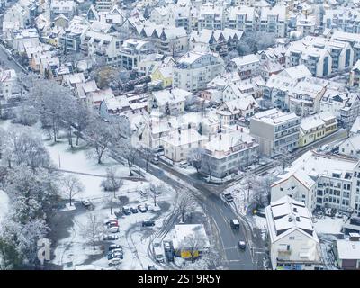 Vista dettagliata di un quartiere residenziale coperto di neve con strade e alberi, Sindelfingen, Germania, Europa Foto Stock