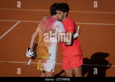 Buenos Aires, Argentina. 16 febbraio 2025. Joao Fonseca del Brasile e Francisco Cerundolo dell'Argentina abbracciano dopo la partita, la finale maschile dell'IEB Argentina Open 2025 al Buenos Aires Lawn Tennis Club. Joao Fonseca ha battuto Francisco Cerundolo 6-4, 7-6 (foto di Manuel Cortina/SOPA Images/Sipa USA) Credit: SIPA USA/Alamy Live News Foto Stock