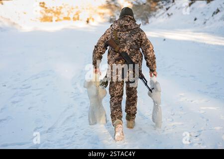 Un allenatore dell'esercito prepara i bersagli mentre le streghe di Bucha, un gruppo di soldati volontari, vengono addestrate al tiro tattico. Oltre al loro ruolo militare, questi volontari destreggiano i lavori civili, dall'insegnamento alla medicina, dimostrando resilienza e determinazione. Nel sobborgo di Kiev di Bucha, un'unità di volontariato prevalentemente femminile nota come le streghe di Bucha sta giocando un ruolo cruciale nella difesa dell'Ucraina, intercettando attacchi di droni russi. Composta per lo più da donne, molte delle quali sopravvissero agli orrori dell'invasione iniziale della Russia, l'unità si formò quando più uomini furono inviati sul frontl Foto Stock