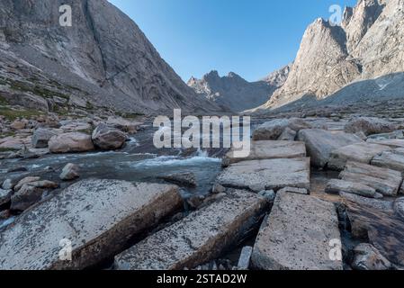 Flusso che scorre attraverso crepe in lastre di roccia, Wind River Range, Wyoming. Foto Stock