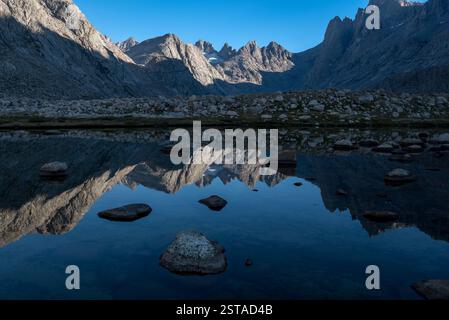Riflessione mattutina, bacino Titcomb, Wind River Range, Wyoming. Foto Stock