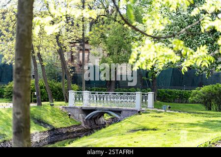 Giardino polacco nella tenuta di Derzhavin. Splendida fioritura primaverile. Stagno, ponte Foto Stock