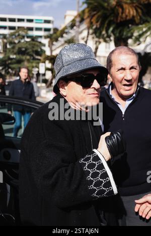 Sanremo, Italia. 13 febbraio 2025. Cristiano Malgioglio arriva al camion radio RTL 102,5 di Sanremo, in Italia, il 13 febbraio 2025 (foto di Alessandro Bremec/NurPhoto). Crediti: NurPhoto SRL/Alamy Live News Foto Stock