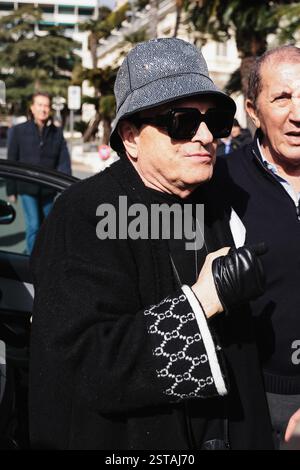 Sanremo, Italia. 13 febbraio 2025. Cristiano Malgioglio arriva al camion radio RTL 102,5 di Sanremo, in Italia, il 13 febbraio 2025 (foto di Alessandro Bremec/NurPhoto). Crediti: NurPhoto SRL/Alamy Live News Foto Stock