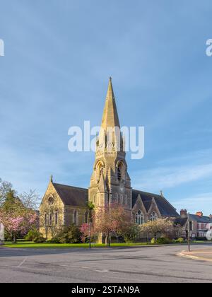 Chiesa della Santissima Trinità a Heworth in una soleggiata giornata primaverile, incorniciata da un cielo blu e alberi in fiore. York. REGNO UNITO Foto Stock