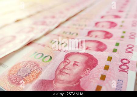 Primo piano dei cento cinesi. Banconote in valuta ad alta risoluzione su sfondo semplice. Noto anche come renminbi (RMB) o Yuan. Foto Stock