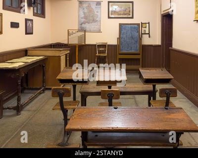 Museo del castello ricostruzione di un'austera aula vittoriana, con scrivanie in legno, pozzi d'inchiostro, una piccola lavagna e un abaco. . York. REGNO UNITO Foto Stock