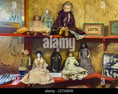 Bambole e giocattoli del XIX e dell'inizio del XX secolo in mostra al Castle Museum di York. Foto Stock