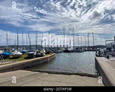 Porto turistico della laguna di Knysna, Sudafrica. Barche a vela e yacht nel mare e sull'erba, cielo nuvoloso blu Foto Stock