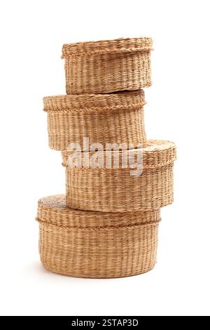 Stack di cestelli in vimini di varie dimensioni isolati su bianco. Foto Stock