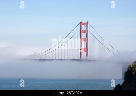 Il Golden Gate Bridge nella nebbia mattutina Foto Stock