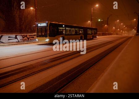 Un autobus che attraversa un ponte in una tempesta di neve, BVG, Berlino/Germania, Foto Stock