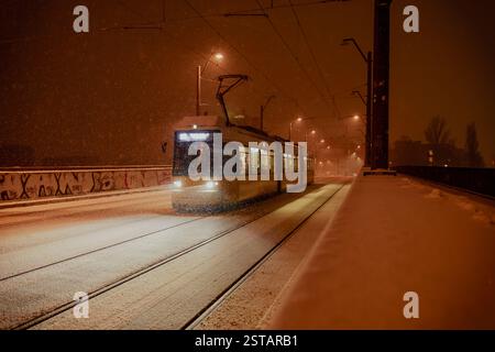 Un tram KT6 che attraversa un ponte in una tempesta di neve, BVG, Berlino/Germania, Foto Stock
