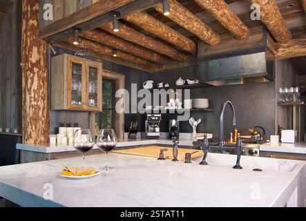 Rustico di lusso completamente attrezzata Log Cabin cucina. Foto Stock