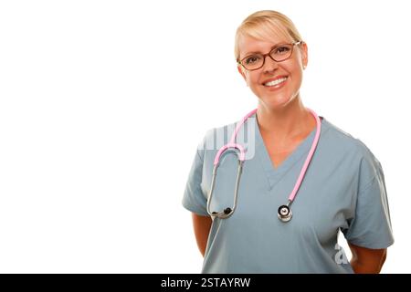 Amichevole bionda femmina medico isolato su uno sfondo bianco. Foto Stock