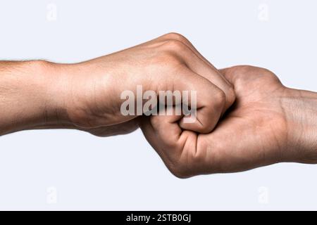 Uomo e donna si uniscono nella stretta di mano. Potrebbe significare aiuto, tutela, protezione. Mano maschile unita nella stretta di mano. L'uomo aiuta le mani, tutore Foto Stock