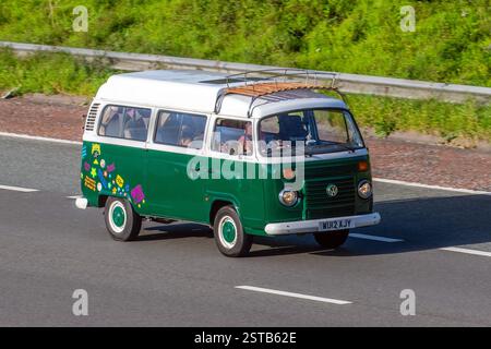 2012 Verde bianco 1390cc gas Bio-Fuel VW Bay finestra Volkswagen Caddy EcoFuel biodiesel; viaggiare sull'autostrada M6 Regno Unito Foto Stock