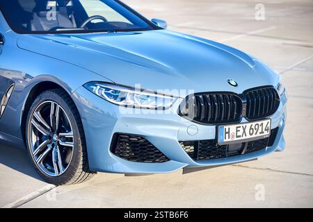 Berlino, Germania - 11 ottobre 2021: BMW serie 8 G16 Gran Coupé 840i xDrive M-Pack 2021. Vista anteriore di tre quarti della vettura, cofano del paraurti del parabrezza Foto Stock