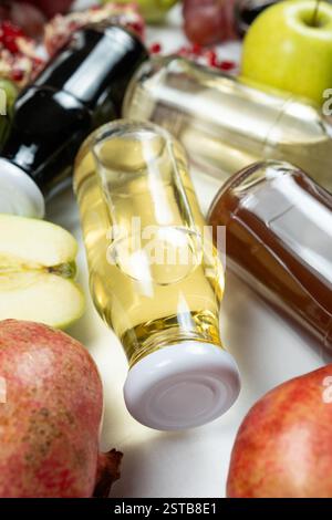 Diversi tipi di aceto balsamico, mela, vino e melograno in bottiglie di vetro Foto Stock