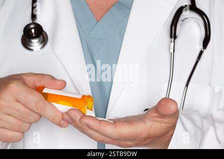 Doctor Abstract maschio che versa le pillole da una bottiglia di prescrizione Foto Stock