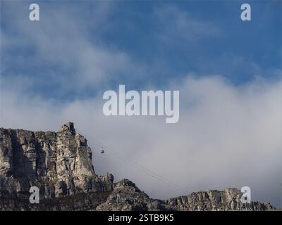 Funivia Table Mountain con vista sulla stazione della funivia in cima, città del Capo, Sudafrica Foto Stock